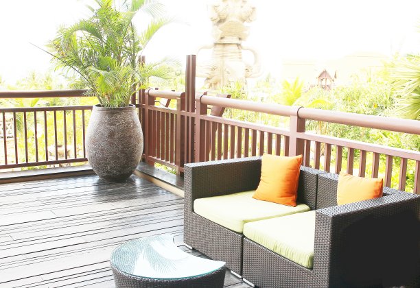 阳台上的藤椅图片下载