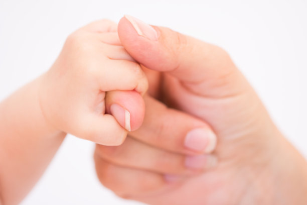 母亲牵着孩子的手图片下载