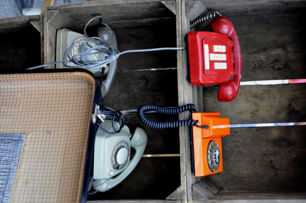 跳蚤市场上的老式手机图片下载