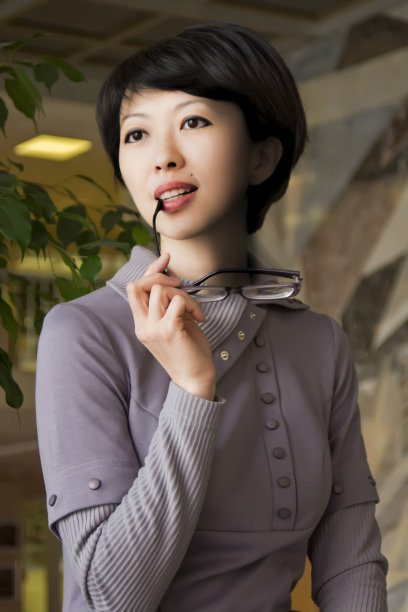 女人和眼镜图片下载