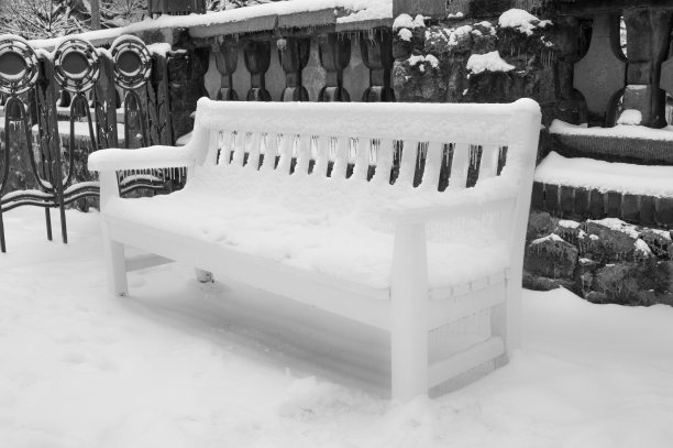 冬天在公园长椅上下雪图片下载