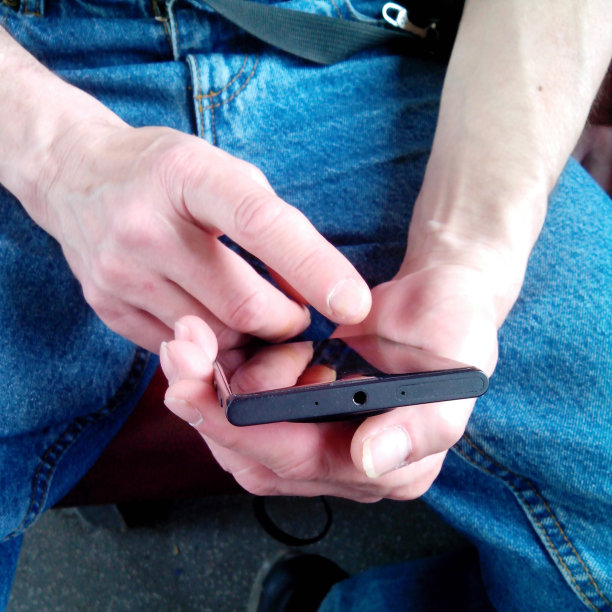 那个拿着手机的男人。图片下载