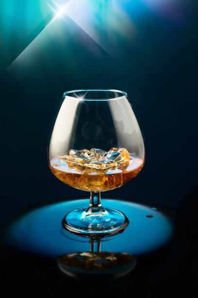 加了威士忌和冰块的酒杯图片下载