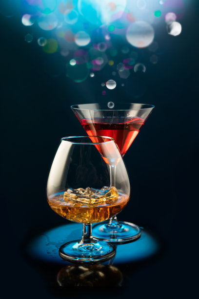 两个加酒精的酒杯图片下载
