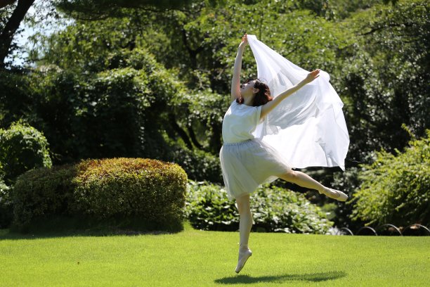 在公园跳舞图片下载