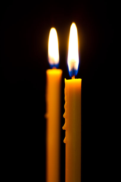 黑暗中的烛光。图片下载