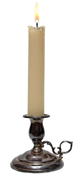 燃烧的蜡烛在旧银烛台孤立的白色背景。图片下载