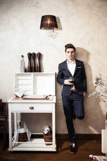 喝葡萄酒图片下载