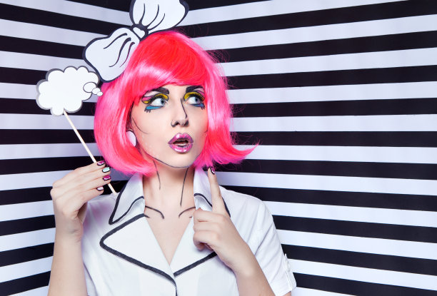 照片惊讶的年轻女子与谈话泡沫图片下载