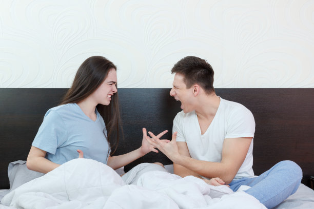 不高兴和恼怒的年轻白人夫妇后吵架在b图片下载