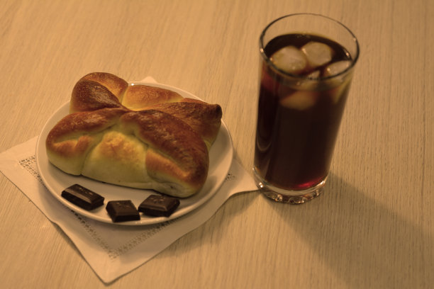 奶油馅面包和冰茶图片下载