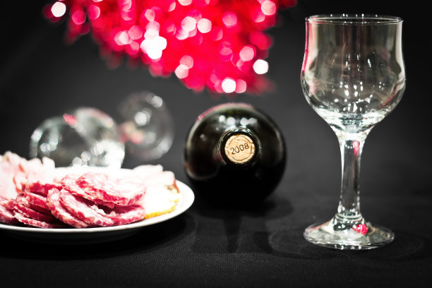 一瓶红酒和酒杯放在庆祝的桌子上图片下载