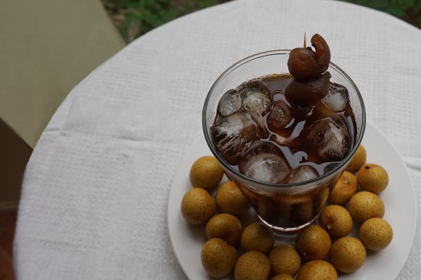 龙眼和龙眼喝在白色的桌子上图片下载