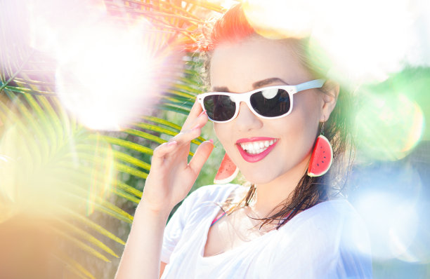 五彩缤纷的夏日肖像，快乐年轻迷人的女子图片下载