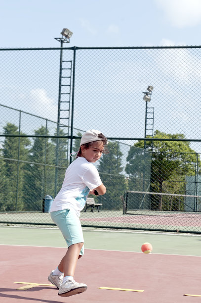 网球训练那个女孩图片下载