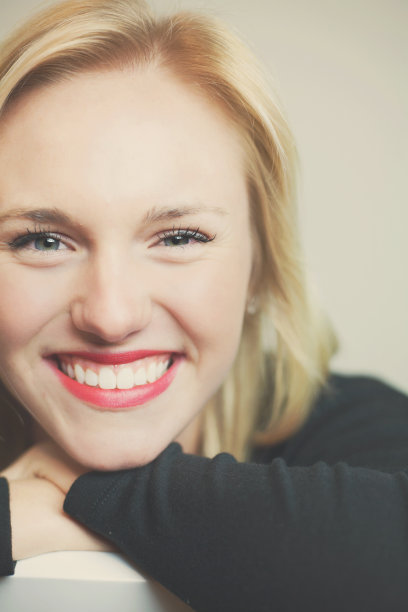 微笑的年轻女人图片下载