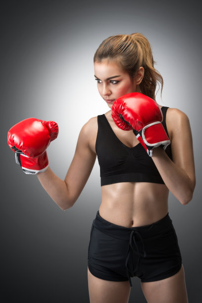 戴着红色拳击手套的漂亮女人图片下载