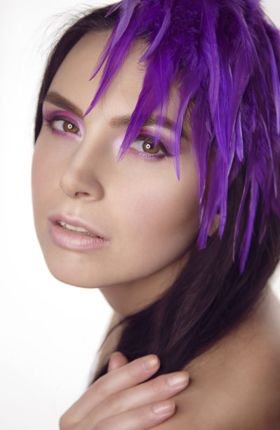 戴着羽毛帽子的漂亮女人图片下载