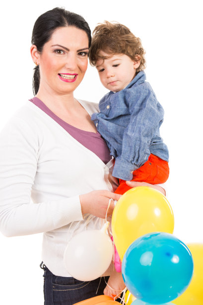 快乐的妈妈和儿子与气球图片下载