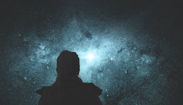 看星星的女孩。星星是数字插图。图片下载