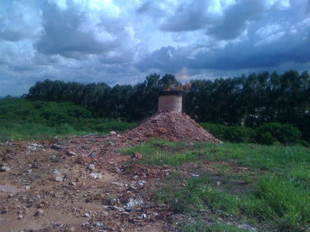 垃圾堆上的甲烷燃烧器图片下载