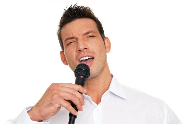 和帅哥唱卡拉ok图片下载