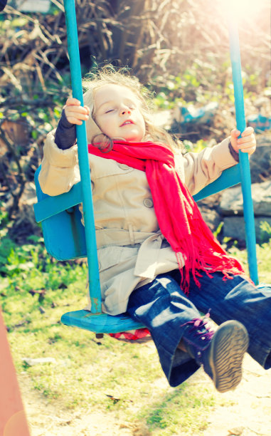 快乐的小女孩在秋千上放松图片下载