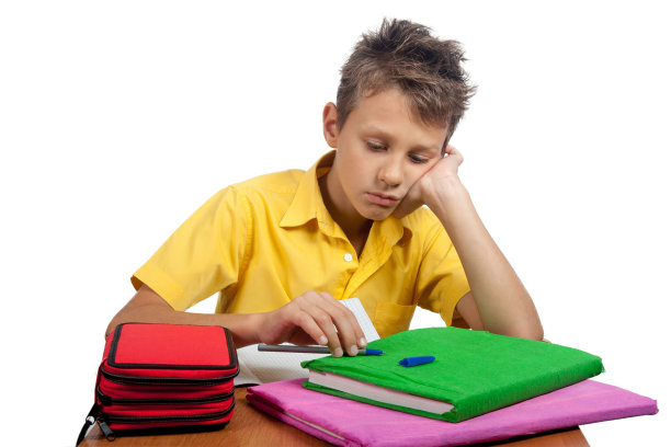 拿着书的男孩看起来很无聊。都是白色背景。图片下载