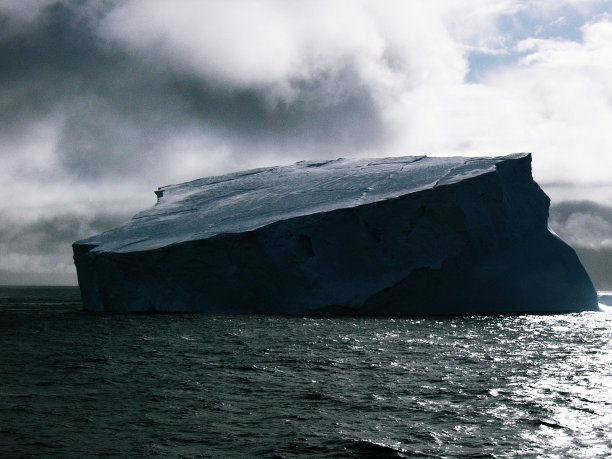 带阴影的单个冰山图片下载