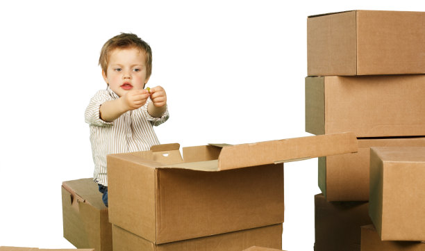 小男孩在箱子里玩图片下载