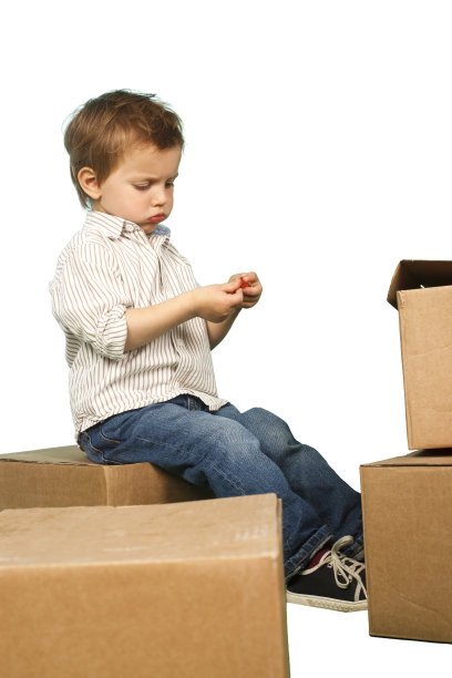 小男孩在箱子里玩图片下载