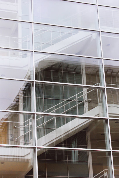 反射建筑物的玻璃窗图片下载