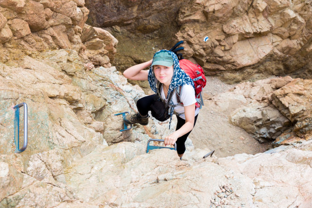 攀登的年轻女子图片下载