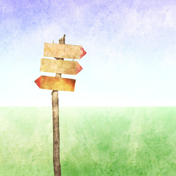 三个空白的木制标志在基本的垃圾背景图片下载