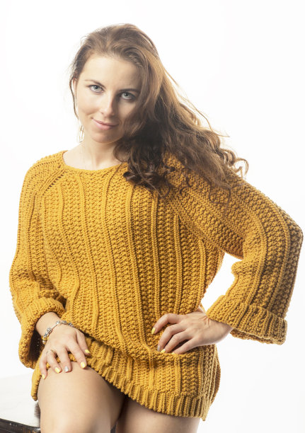 白色背景上一个穿着毛衣的女人的肖像。图片下载