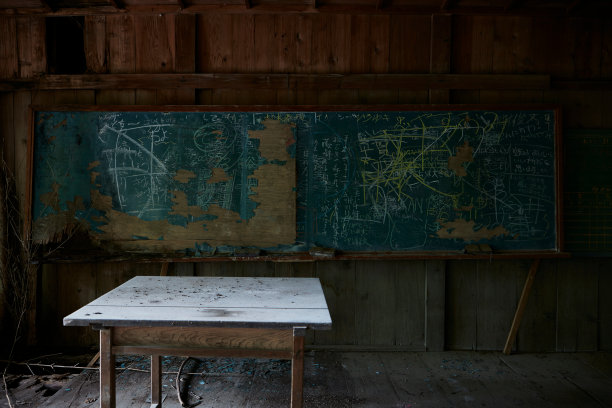 木制废弃的学校图片下载