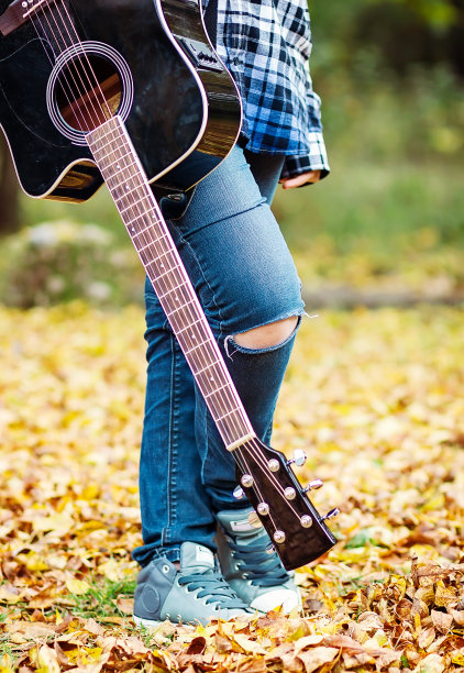 弹着吉他的少女图片下载