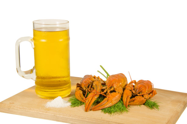 木板上放着小龙虾和一杯啤酒图片下载