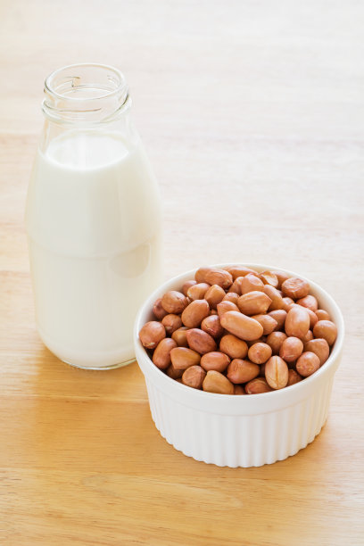 碗里的花生和牛奶瓶图片下载