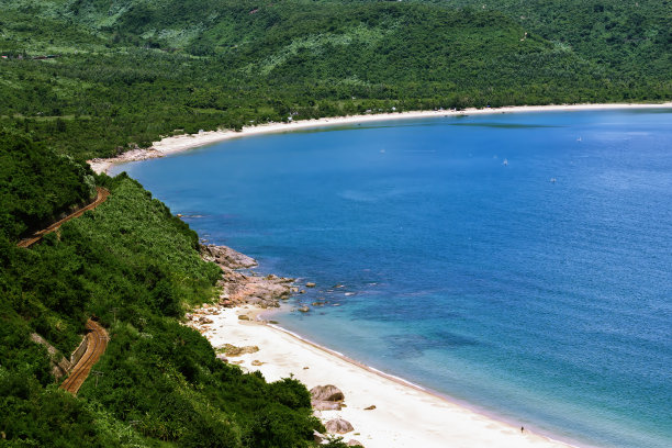 公路附近孤独的蓝色海洋海滩图片下载