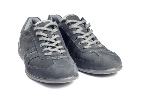 一双孤立在白色背景上的男士鞋图片下载