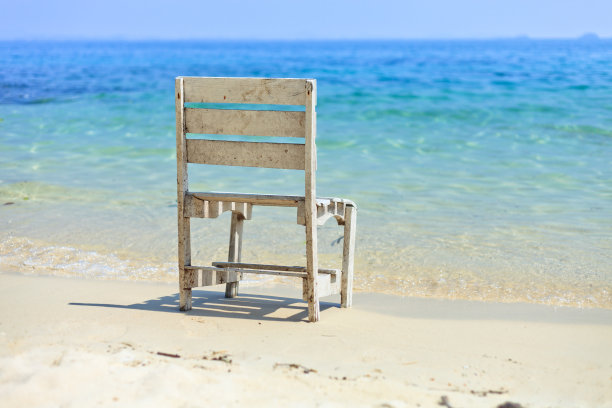 海滩边的椅子图片下载