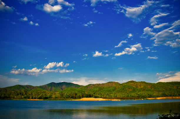 河中蓝色的倒影图片下载