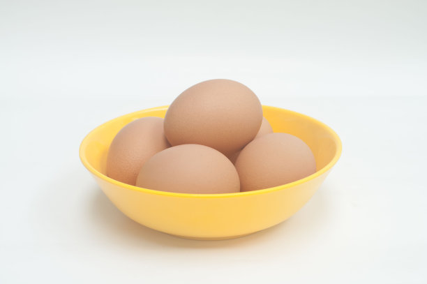 鸡蛋在黄色的碗里图片下载