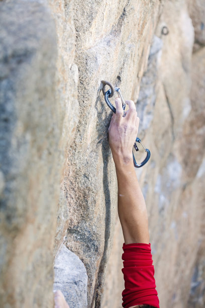 攀登者把卡宾枪和绳子挂在钩上图片下载