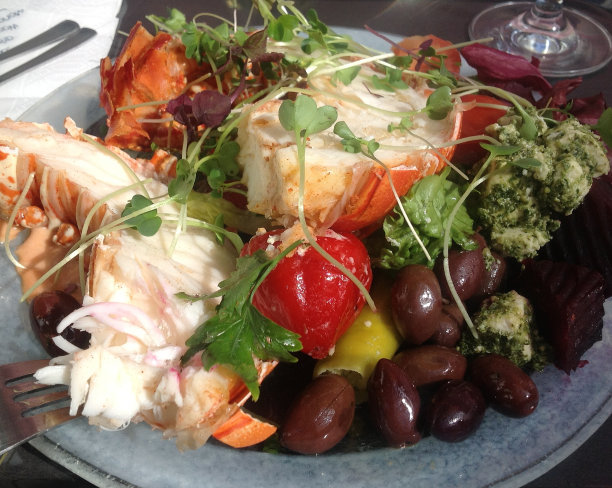 龙虾、橄榄、甜菜和辣椒的早午餐图片下载