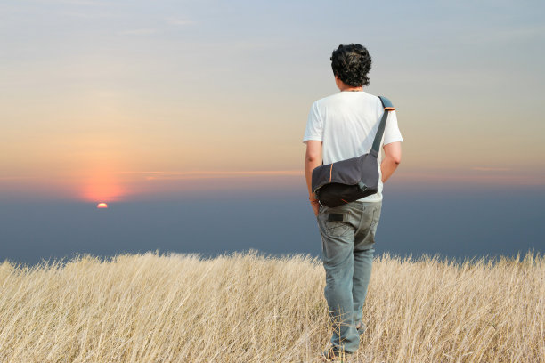 独自行走的年轻人图片下载