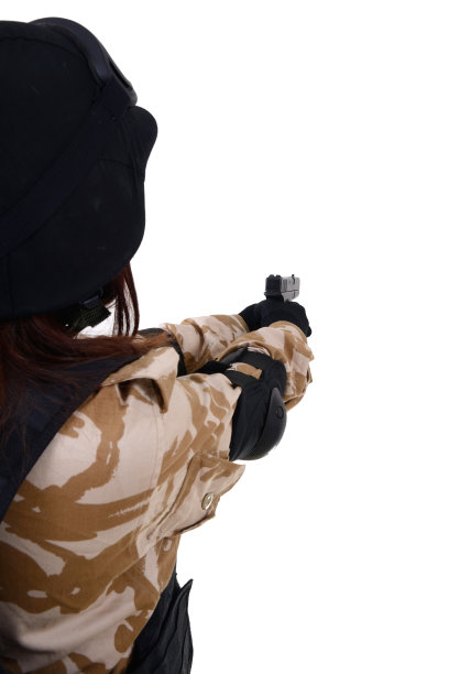 后面有个拿着手枪的女兵。图片下载