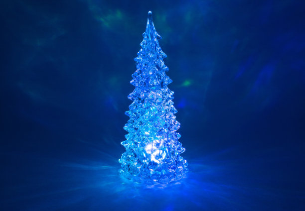 圣诞树玩具与雪与影子北极光图片下载