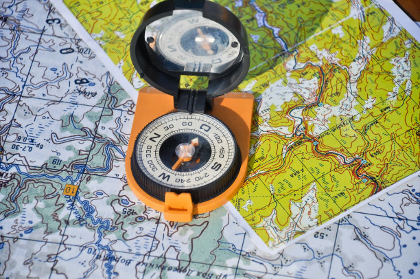 地图上的指南针图片下载